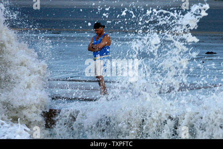 Greg Traveno surfer les vagues montres viennent sur la digue de Galveston, Texas le 12 septembre 2008. L'oeil de l'ouragan Ike devrait toucher terre le long de la côte du Texas au début septembre 13, 2008. Treveno a décidé de ne pas surfer. (Photo d'UPI/Aaron M. Sprecher) Banque D'Images