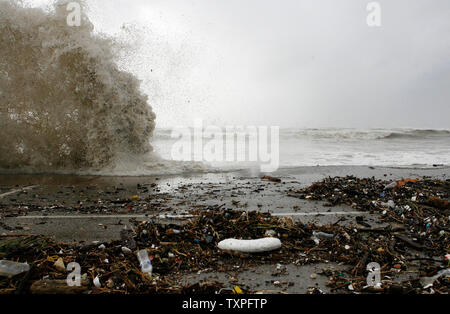 Les débris sont visibles sur Street qui est venu à terre après la flambée sur la digue de Galveston, Texas le 12 septembre 2008. L'œil de l'ouragan Ike devrait toucher terre le long de la côte du Texas au début septembre 13, 2008. (Photo d'UPI/Aaron M. Sprecher) Banque D'Images