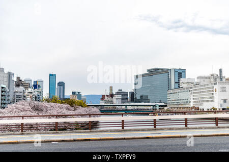 Osaka, Japon - 13 Avril 2019 : pont de Tenma au printemps avec vue sur l'eau de cerisiers paysage urbain du centre-ville Banque D'Images