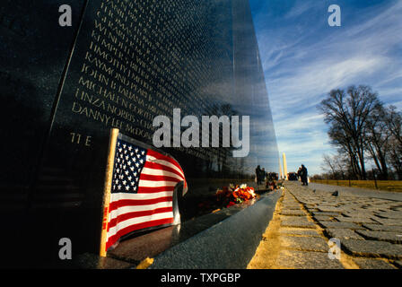 Washington DC USA. Le Vietnam Veterans Memorial, 2000 Le Vietnam Veterans Memorial est un 2-acre (8 093,71 m²) U.S. National Memorial à Washington, D.C. Elle honore les membres du service des forces armées américaines qui ont combattu dans la guerre du Vietnam, les militaires qui sont morts en service au Vietnam/Asie du Sud-Est, et ceux qui n'ont pas été membres de service pour pendant la guerre. Le Mur commémoratif a été conçu par l'architecte américaine Maya Lin. Banque D'Images