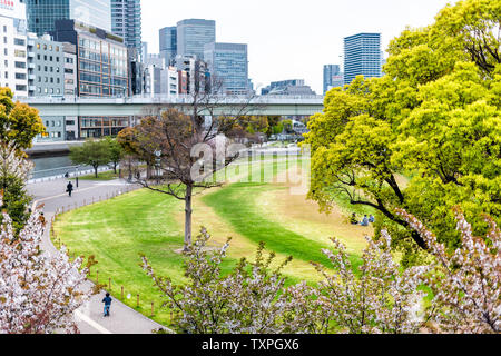 Osaka, Japon - 13 Avril 2019 : Minamitenma urbain Green Park au printemps avec les cerisiers cityscape et personnes marchant Banque D'Images