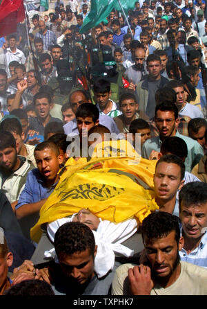 Transporter le corps du défunt palestinien Ahmed de Borika qui a été tué tôt le matin quand il est sorti de sa maison sur la façon d'une mosquée pour les prières, selon des témoins, lors de ses funérailles au camp de réfugiés de Rafah, dans le sud de Gaza, le 20 octobre 2004. (UPI Photo/ Ismael Mohamad) Banque D'Images