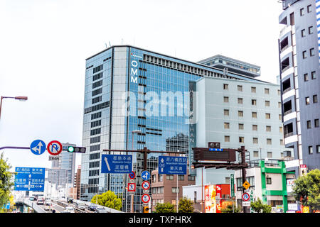 Osaka, Japon - 13 Avril 2019 : Gros plan sur le centre-ville paysage urbain avec circulation signalisation routière et l'hôtel Banque D'Images