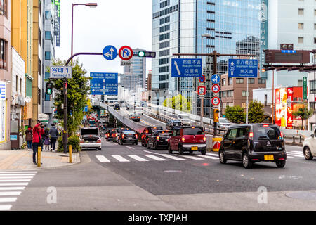 Osaka, Japon - 13 Avril 2019 : vue sur le centre-ville de circulation libre avec la signalisation routière et l'hôtel Banque D'Images