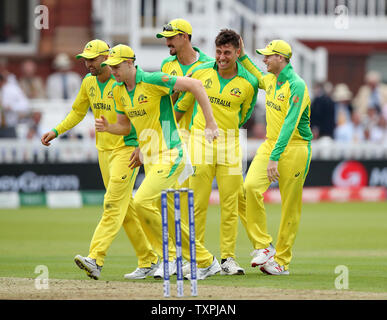 Marcus Stoinis (deuxième à droite), en Australie, célèbre la prise du cricket de Jos Buttler, en Angleterre, capturé par Usman Khawaja, en Australie, lors du match de groupe de la coupe du monde de cricket de l'ICC à Lord's, Londres. Banque D'Images