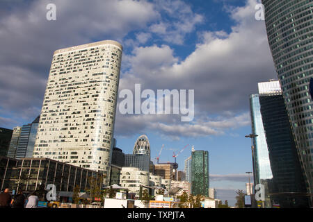 Paris, France - 10 juillet 2018 : Vue de dessous le verre des gratte-ciel du quartier des affaires de Paris La Défense contre un blue cloudy sky Banque D'Images