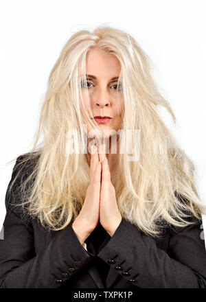 Business Woman pour lisser les cheveux de stress avec mains en prière Banque D'Images