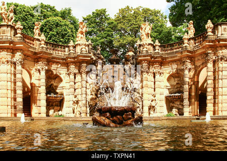 La fontaine Bain de nymphes en Zwinger à Dresde, Allemagne de l'Est Banque D'Images