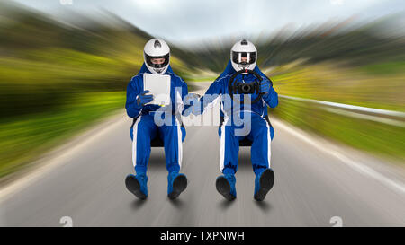 En voiture de rallye et co-pilote de la lecture du livre pacenote passager passez avec la vitesse sur route course baquet sur l'étape de ralliement de la rue résumé funny motor Banque D'Images