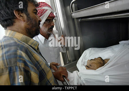 La famille afficher le corps de 34 ans Aatmad palestinien Abu Amra à l'hôpital de Rafah, à Gaza, le 21 septembre 2006. Cinq Palestiniens ont été tués en tant que les troupes israéliennes ont démoli 13 maisons dans une offensive en cours. (Photo d'UPI/Ismael Mohamad) Banque D'Images