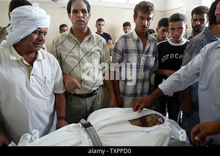 La famille afficher le corps de 34 ans Aatmad palestinien Abu Amra à l'hôpital de Rafah, à Gaza, le 21 septembre 2006. Cinq Palestiniens ont été tués en tant que les troupes israéliennes ont démoli 13 maisons dans une offensive en cours. (Photo d'UPI/Ismael Mohamad) Banque D'Images