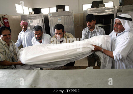 La famille portent le corps de 34 ans Aatmad palestinien Abu Amra à l'hôpital de Rafah, à Gaza, le 21 septembre 2006. Cinq Palestiniens ont été tués en tant que les troupes israéliennes ont démoli 13 maisons dans une offensive en cours. (Photo d'UPI/Ismael Mohamad) Banque D'Images