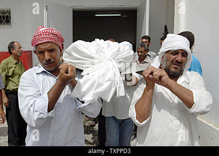La famille portent le corps de 34 ans Aatmad palestinien Abu Amra à l'hôpital de Rafah, à Gaza, le 21 septembre 2006. Cinq Palestiniens ont été tués en tant que les troupes israéliennes ont démoli 13 maisons dans une offensive en cours. (Photo d'UPI/Ismael Mohamad) Banque D'Images