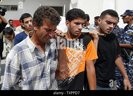La famille portent le corps de 34 ans Aatmad palestinien Abu Amra à l'hôpital de Rafah, à Gaza, le 21 septembre 2006. Cinq Palestiniens ont été tués en tant que les troupes israéliennes ont démoli 13 maisons dans une offensive en cours. (Photo d'UPI/Ismael Mohamad) Banque D'Images