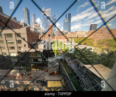 Chantiers d'Hudson, à New York, est vu à travers une fenêtre en verre renforcé, à l'arrière des bâtiments de faible hauteur et le parc High Line à New York vendredi, 14 juin, 2019. (© Richard B. Levine) Banque D'Images