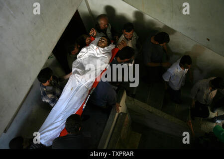 Transporter le corps du défunt palestinien d'Ahmed al-Abdullah pendant son cortège funéraire dans la ville de Khan Younis dans le sud de la bande de Gaza le 20 juin 2007. Quatre militants palestiniens ont été tués par balles lors d'affrontements avec les troupes israéliennes dans la bande de Gaza. (Photo d'UPI/Ismael Mohamad) Banque D'Images
