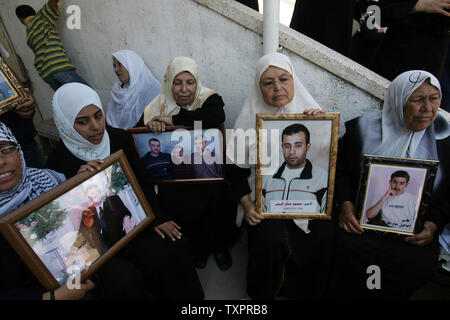 Les femmes et les enfants palestiniens assister à une manifestation dans la cour de la Croix Rouge Internationale siège dans la ville de Gaza le 25 juin 2007. Des milliers de Palestiniens appellent à la libération des prisonniers palestiniens qui sont détenus dans les prisons israéliennes. Certaines familles se demandent pour leurs fils à être échangées avec l'otage israélien Gilad Shalit. Un an exactement après l'enlèvement de Shalit, soldat israélien, le Hamas a publié un message audio par lui dans laquelle il dit que sa santé se détériore et qu'il est dans le besoin de soins médicaux. (Photo d'UPI/Ismael Mohamad) Banque D'Images