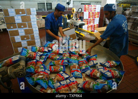 Employés palestiniens se préparer pour l'expédition des boîtes de biscuits et friandises à l'Al-Awda factory à Deir al-Balah, dans le centre de Gaza le 17 septembre 2007. L'usine, la production de biscuits faits que localement dans les territoires palestiniens, des visages fermeture possible en raison du manque de matières premières et de la difficulté à distribuer des marchandises à travers les terminaux pilotés israélienne crossing à la Cisjordanie. (Photo d'UPI/Ismael Mohamad) Banque D'Images