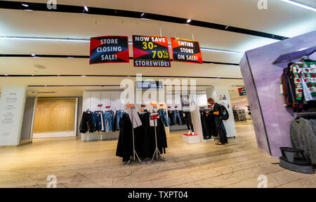 Parcourez les acheteurs à la vente TopShop/TopMan store sur la Cinquième Avenue à New York le mardi, Juin 18, 2019. Le Groupe d'Arcadia, le propriétaire de la chaîne TopShop, a annoncé qu'elle va déposer pour le chapitre 15 de la protection de faillite aux États-Unis et fermer ses 11 magasins ici. (© Richard B. Levine) Banque D'Images