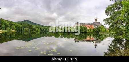 Hoeglwoerth Abbey et son reflet dans le lac près de colère en Bavière, Allemagne Banque D'Images