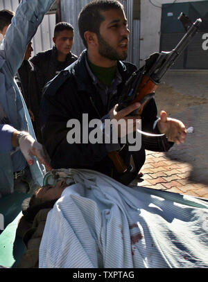 Un militant palestinien aide medic transporter un blessé dans l'hôpital d'al-Aqsa dans le centre de Gaza camp de réfugiés de Maghazi le 20 décembre 2007. L'armée israélienne a tué quatre militants dans le centre de Gaza aujourd'hui à la dernière opération militaire dans le territoire géré par le Hamas palestinien, medecins dit. (Photo d'UPI/Ismael Mohamad) Banque D'Images