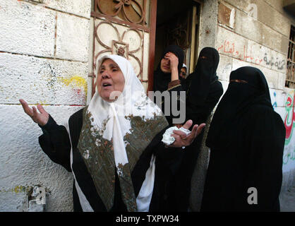 Les parents de Bassel de militants palestiniens, 21 Shabit, pleurent lors de ses funérailles à Gaza le 16 mars 2008. Une frappe aérienne israélienne a tué trois militants du Jihad islamique palestinien, et un quatrième est mort d'un réservoir d'artillerie. (Photo d'UPI/Ismael Mohamad) Banque D'Images