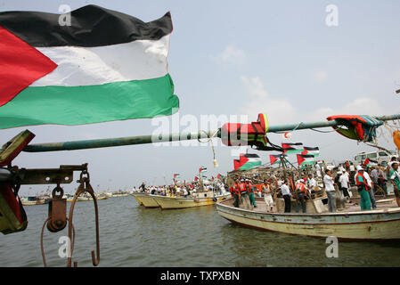 Les membres du groupe de protestation Free Gaza célébrer après avoir obtenu leur bateau au-delà d'un blocus israélien et s'est posé sur la côte de Gaza le 23 août 2008. Deux bateaux transportant 46 militants de la paix pro-palestinienne est arrivé sans incident dans la bande de Gaza malgré les avertissements des Israéliens. Des milliers de Palestiniens ont été en main à la port de pêche d'accueillir les militants à bord du Free Gaza et le Liberty, les deux battant pavillon international. (Photo d'UPI/Ismael Mohamad) Banque D'Images