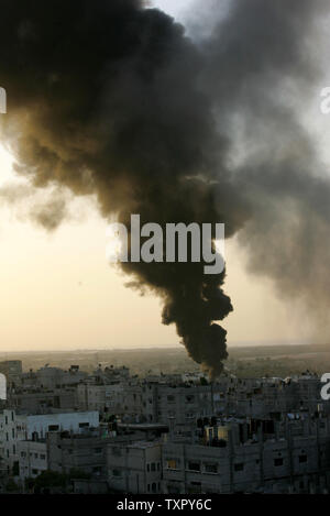 La fumée monte après une bombe israélienne explosion dans un immeuble à la suite d'une nouvelle frappe aérienne israélienne à Rafah, dans le sud de la bande de Gaza le 28 décembre 2008. (Photo d'UPI/Ismael Mohamad) Banque D'Images