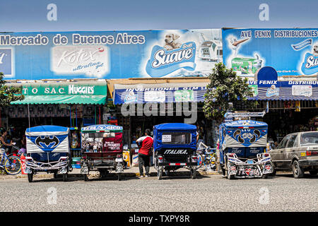 Chimbote, Ancash, Pérou. 7 mai, 2011. Taxis moto garée en face d'un marché à Nuevo Chimbote. Credit : Ricardo Ribas SOPA/Images/ZUMA/Alamy Fil Live News Banque D'Images