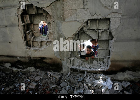 Les enfants palestiniens à travers les trous des peep bombardé au cours de l'Union européenne (UE) le président du Parlement européen Hans-Gert Poettering, visite à un hôpital al Quds à Gaza le 23 février 2009. Une délégation du Parlement européen, conduite par son président a visité Gaza pour évaluer les dommages causés par les 22 jours de l'offensive militaire israélienne qui a pris fin le 18 janvier. (Photo d'UPI/Ismael Mohamad) Banque D'Images