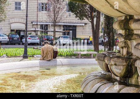 L'artiste à jouer de la guitare à la Fontaine des Cariatides dans Prati, Rome, Italie. Banque D'Images