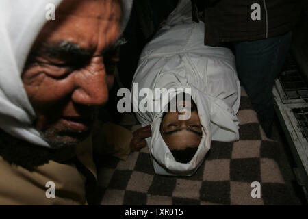 Parents palestiniens pleurent à côté du corps de Wsem Mnsor, un militant du Jihad islamique, lors de ses funérailles dans le centre de la bande de Gaza le 5 mars 2009. Israël a tué quatre militants dans des raids dans la bande de Gaza le Hamas-run. (Photo d'UPI/Ismael Mohamad) Banque D'Images