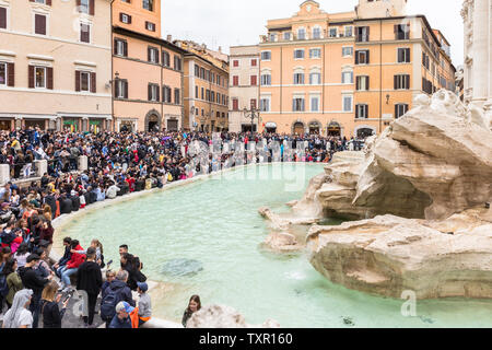 ROME, ITALIE - 22 avril 2019 : foule de touristes en visite à la Fontaine de Trevi (Italien : Fontana di Trevi). La plus célèbre fontaine du monde et l'un Banque D'Images