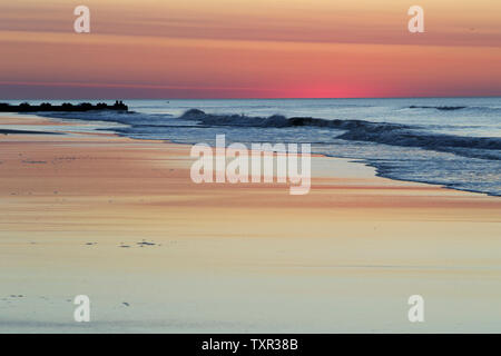 Lever du soleil sur la plage de Wildwood, New Jersey, USA Banque D'Images