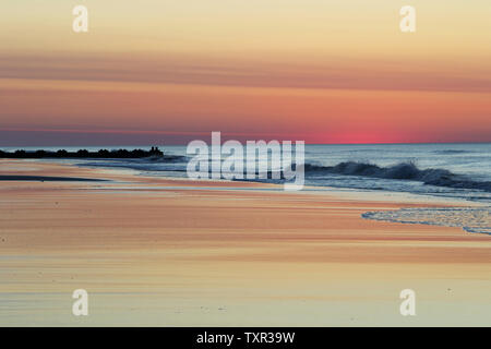 Lever du soleil sur la plage de Wildwood, New Jersey, USA Banque D'Images