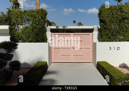 Construite en 1961, la propriété moderne du milieu du siècle a été conçue par Herbert Berns pour Madge Phillips, héritière de Phillips Petroleum, à Palm Springs, en Californie Banque D'Images