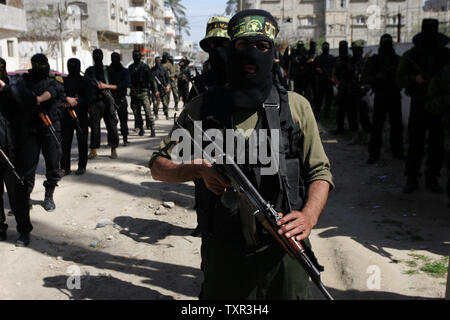 Les membres Palestiniens masqués de l'aile militaire du Jihad islamique Saraya Al Qods ou 'Jérusalem' Brigades funérailles du militant du Jihad islamique Abeed Shaheen, lors de ses funérailles à Deir al-Balah centre de la bande de Gaza le 28 février 2011. Ismael Mohamad/UPI. Banque D'Images