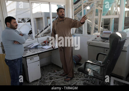 Un Palestinien inspecte les dégâts le 9 novembre 2011 d'un site visé par un raid aérien israélien à Khan Younis dans le sud de la bande de Gaza. Israël a déclaré que l'attaque était en réponse à une précédente attaque de roquettes palestiniennes. Aucun blessé n'a été signalé. Ismael Mohamad/UPI. Banque D'Images