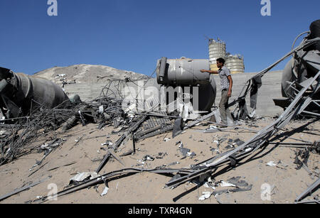 Un Palestinien inspecte les dégâts le 9 novembre 2011 d'un site visé par un raid aérien israélien à Khan Younis dans le sud de la bande de Gaza. Israël a déclaré que l'attaque était en réponse à une précédente attaque de roquettes palestiniennes. Aucun blessé n'a été signalé. Ismael Mohamad/UPI. Banque D'Images