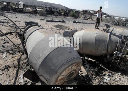 Un Palestinien inspecte les dégâts le 9 novembre 2011 d'un site visé par un raid aérien israélien à Khan Younis dans le sud de la bande de Gaza. Israël a déclaré que l'attaque était en réponse à une précédente attaque de roquettes palestiniennes. Aucun blessé n'a été signalé. Ismael Mohamad/UPI. Banque D'Images