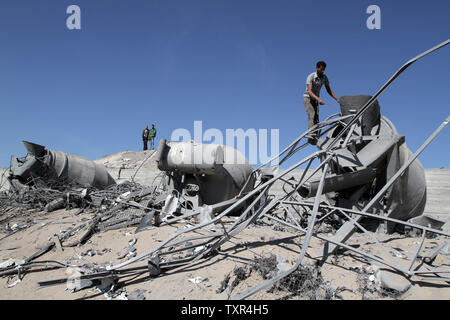 Un Palestinien inspecte les dégâts le 9 novembre 2011 d'un site visé par un raid aérien israélien à Khan Younis dans le sud de la bande de Gaza. Israël a déclaré que l'attaque était en réponse à une précédente attaque de roquettes palestiniennes. Aucun blessé n'a été signalé. Ismael Mohamad/UPI. Banque D'Images