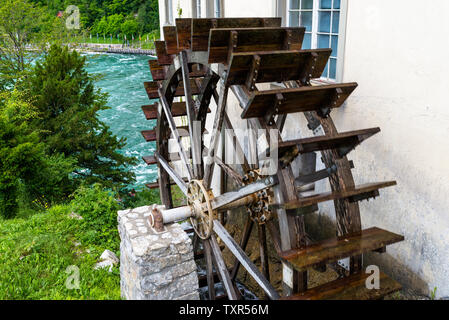 Travailler un sol en bois, roue de l'eau pour la conversion de l'énergie de couler de l'eau, au début du Rhin en Suisse. Banque D'Images