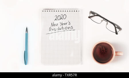 Nouvelle année 2020 note résolution avec des lunettes et crayon sur papier et blanc Banque D'Images