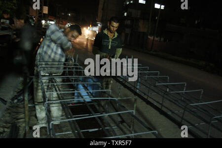Les travailleurs de la construction palestinienne travaillent la nuit à Rafah dans le sud de Gaza le 27 juillet 2012. Les travailleurs palestiniens travailler la nuit pendant le mois de Ramadan en raison des températures diurnes. Aussi les travailleurs ne peuvent pas travailler pendant la journée lorsqu'ils sont à jeun. Ismael Mohamad/UPI Banque D'Images