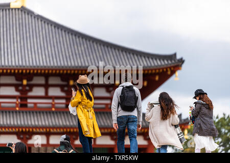 Nara, Japon - 14 Avril 2019 : retour des personnes à prendre des photos de Temple Kofuku-ji dans Chu-Kondo Golden Hall Central City Banque D'Images