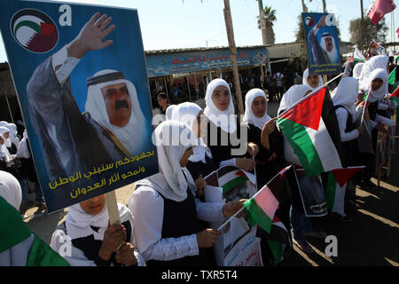 Un Palestinien pour faire des photos de l'Émir du Qatar Cheikh Hamad bin Khalifa al-Thani, près de la frontière de Rafah avec l'Egypte avant l'arrivée de l'Émir du Qatar, Cheikh Hamad bin Khalifa al-Thani à la bande de Gaza, le 23 octobre 2012. Cheikh Hamad bin Khalifa al-Thani est situé à arriver dans la bande de Gaza, pour la première visite d'un chef de l'Etat depuis le mouvement islamiste Hamas a pris le pouvoir en 2007.. Ismael Mohamad/UPI Banque D'Images