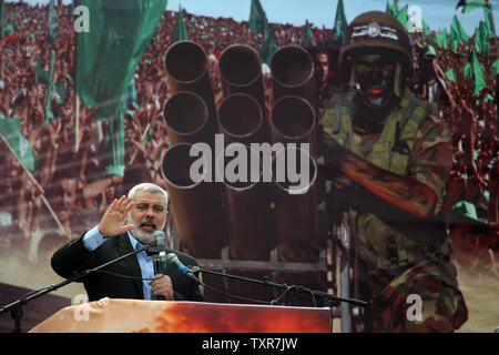 Le premier ministre du Hamas Ismail Haniya dans la bande de Gaza donne un discours lors d'un rassemblement public marquant 10 ans depuis une frappe aérienne israélienne a tué le chef spirituel du Hamas, cheikh Ahmed Yassine, le 23 mars 2014 dans la ville de Gaza. Parlant à des dizaines de milliers de partisans, Haniya a averti Israël qu'il serait payer très cher s'il entendu son appel du ministre des affaires étrangères de réoccuper l'enclave d'essayer d'arrêter les attaques de roquettes. Ismael Mohamad/UPI Banque D'Images