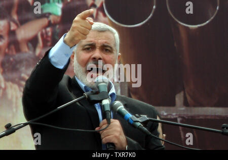 Le premier ministre du Hamas dans la bande de Gaza Ismail Haniya donne un discours lors d'un rassemblement public marquant 10 ans depuis une frappe aérienne israélienne a tué le chef spirituel du Hamas, cheikh Ahmed Yassine, le 23 mars 2014 dans la ville de Gaza. Parlant à des dizaines de milliers de partisans, Haniya a averti Israël qu'il serait payer très cher s'il entendu son appel du ministre des affaires étrangères de réoccuper l'enclave d'essayer d'arrêter les attaques de roquettes. Ismael Mohamad/UPI Banque D'Images