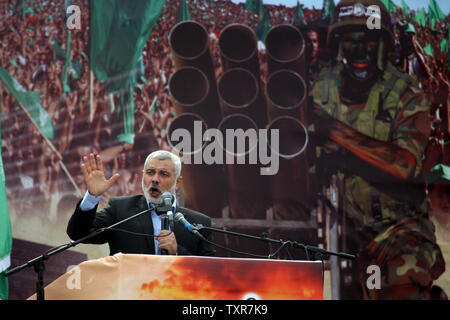 Le premier ministre du Hamas dans la bande de Gaza Ismail Haniya donne un discours lors d'un rassemblement public marquant 10 ans depuis une frappe aérienne israélienne a tué le chef spirituel du Hamas, cheikh Ahmed Yassine, le 23 mars 2014 dans la ville de Gaza. Parlant à des dizaines de milliers de partisans, Haniya a averti Israël qu'il serait payer très cher s'il entendu son appel du ministre des affaires étrangères de réoccuper l'enclave d'essayer d'arrêter les attaques de roquettes. Ismael Mohamad/UPI Banque D'Images