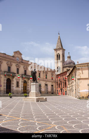 Statue d'Ovide, la Piazza XX Settembre, Sulmona, Abruzzes Banque D'Images